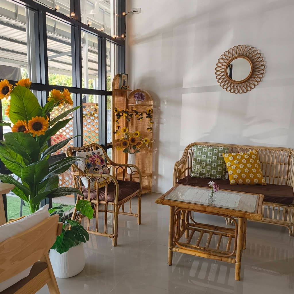 มุมที่นั่งหวายอบอุ่น ตกแต่งด้วยดอกทานตะวันและกระจกหวาย ร้านทานตะวัน Coffee & Café
